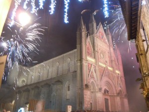 הקתדרלה הגדולה של אורבייטו עם זיקוקי הסילבסטר